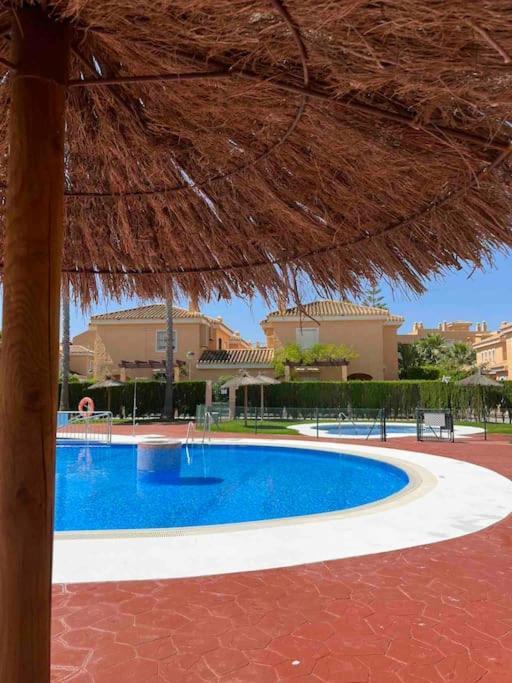 House Sleeps 6, Large Pool Walk To Beach Vera Εξωτερικό φωτογραφία
